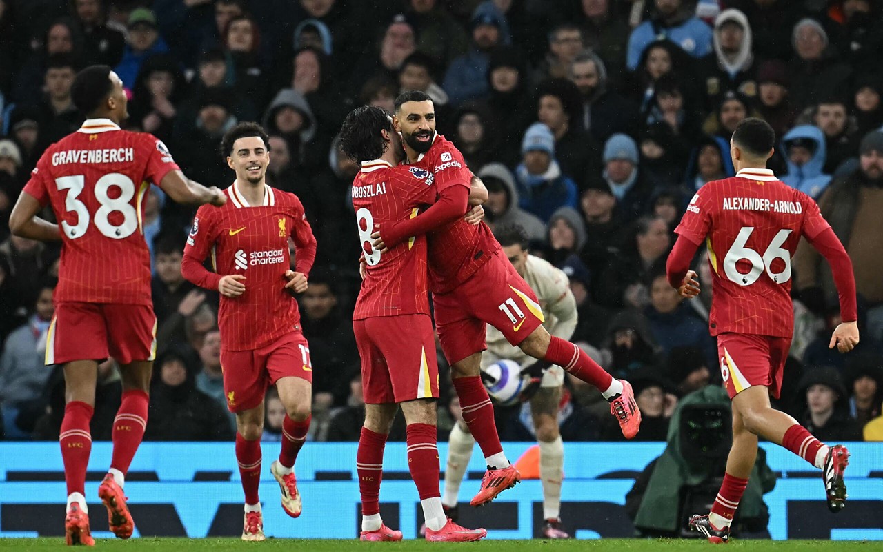 Liverpool em ação pela Premier League (Foto: Paul Ellis/AFP)