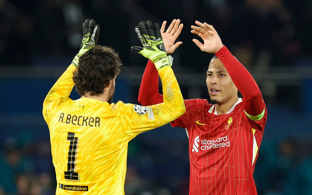 Van Dijk e Alisson Becker no confronto contra o PSG na Champions League (Geoffroy Van der Hassel/AFP)