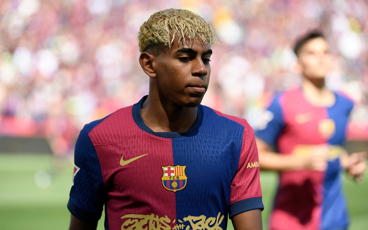 Lamine Yamal em ação no duelo entre Barcelona e Real Madrid, por La Liga (Foto: Josep Lago / AFP)