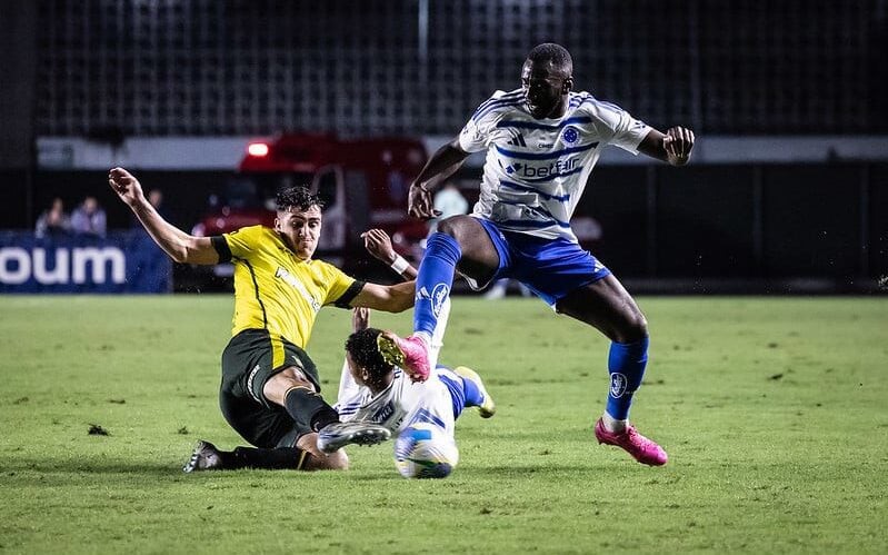 Bolasie participou dos dois jogos do Cruzeiro pela Vitória Cup (Foto: Gustavo Aleixo/Cruzeiro)