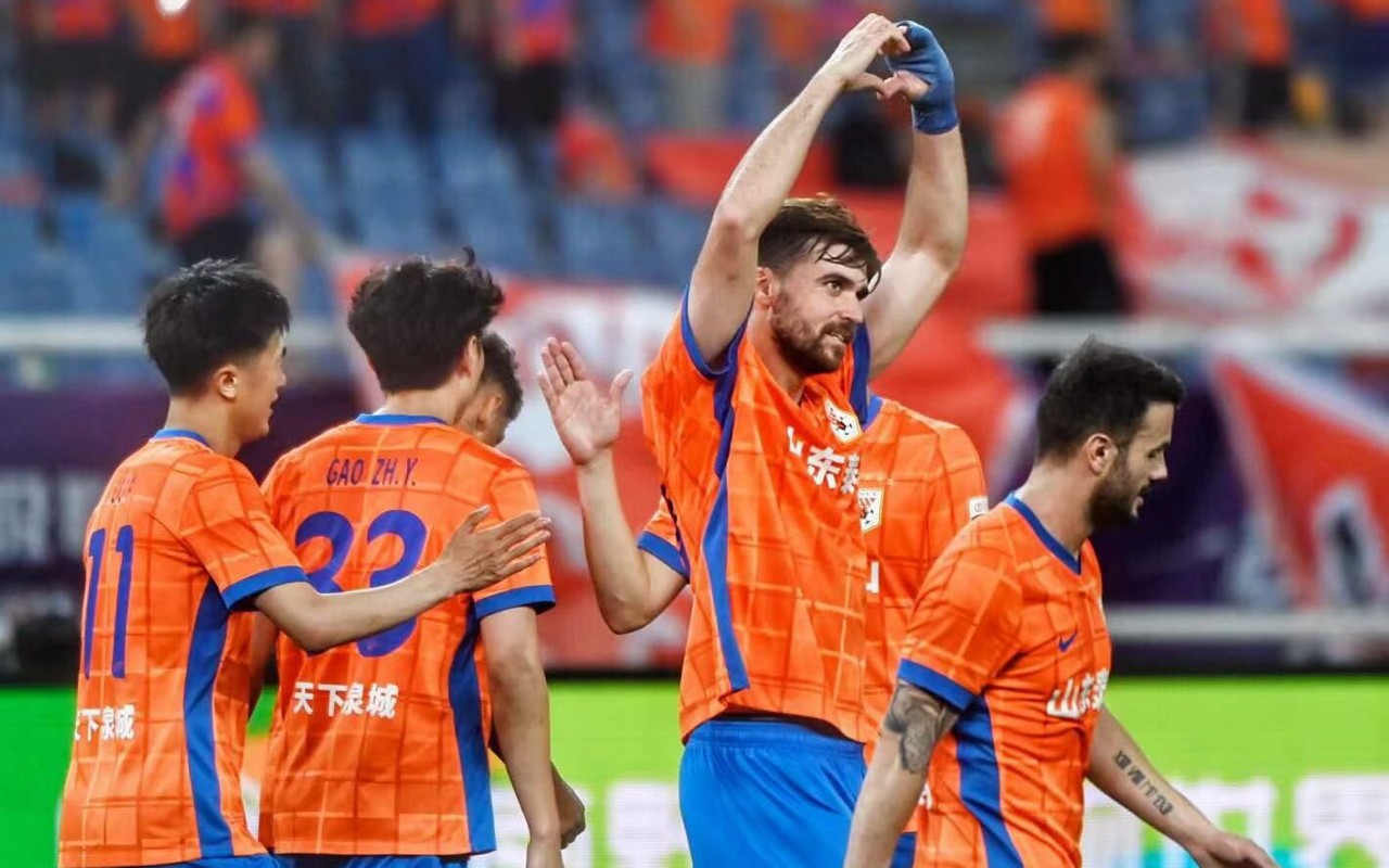 Atacante Zeca assumiu a artilharia da China (Foto: Divulgação/Shandong Taishan)