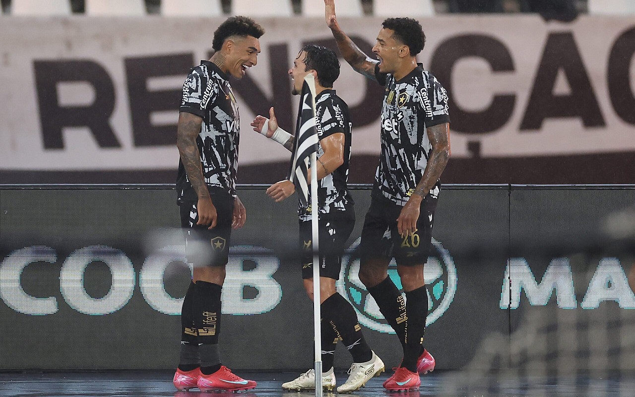 Igor Jesus, Artur e Vitinho comemoram gol do Botafogo