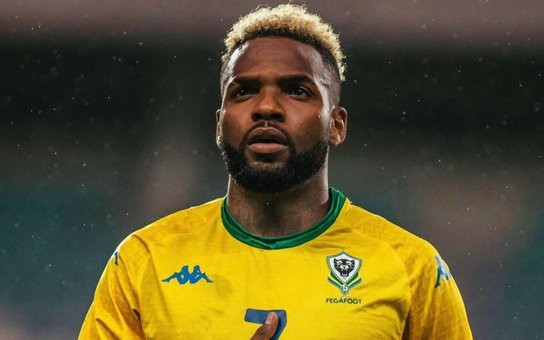 Aaron Boupendza pela seleção do Gabão (Foto: Reprodução)