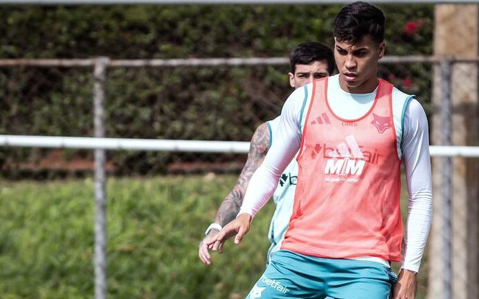 Kaio Jorge volta a treinar com bola na Toca da Raposa nesta segunda-feira (9) (Foto: Gustavo Aleixo/Cruzeiro)