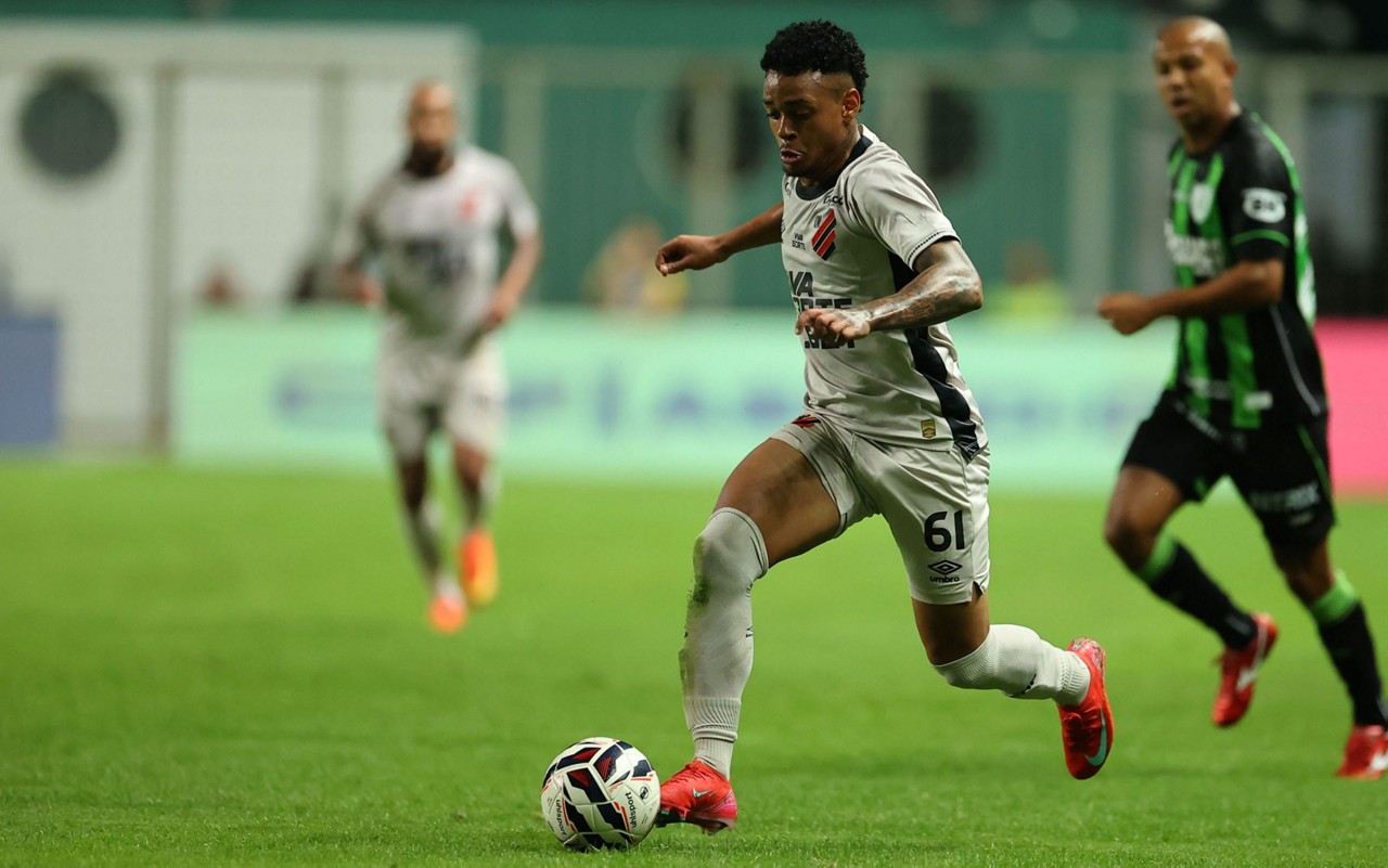 Léo Derik virou titular do Athletico com a lesão de Esquivel. Foto: Duda Matoso/Athletico