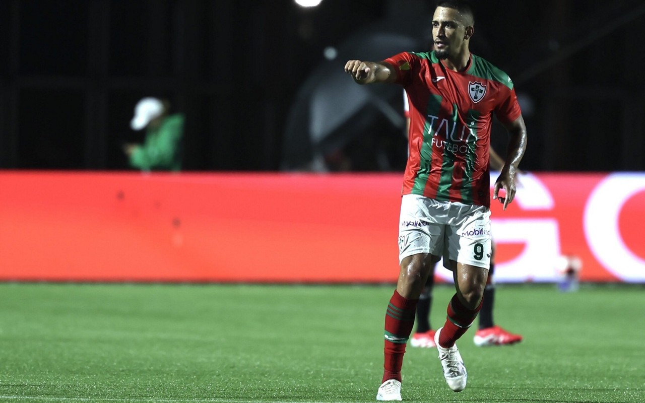 Renan Peixoto, da Portuguesa, comemora gol contra o São Paulo (Foto: Marcello Zambrana/AGIF)