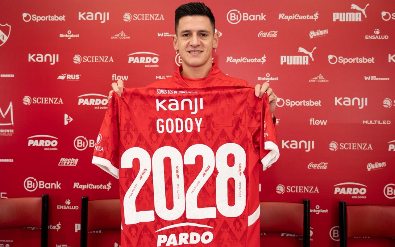 Leo Godoy assinou até o fim de 2028 com o Independiente. Divulgação/Independiente