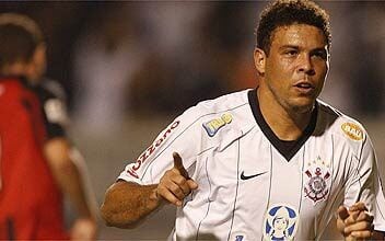 Ronaldo foi o destaque da remontada sobre o Furacão, em 2009. Foto: Agência Corinthians