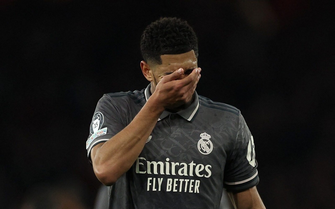 Jude Bellingham lamentando derrota do Real Madrid contra o Arsenal pela Champions League (Foto: Adrian Dennis / AFP)