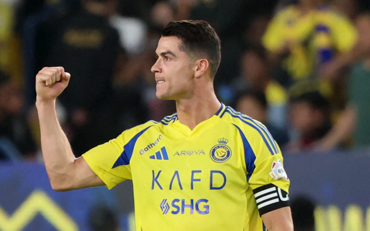 Cristiano Ronaldo celebra um de seus gols marcados em jogo do Al-Nassr (Foto: Fayez Nureldine / AFP)