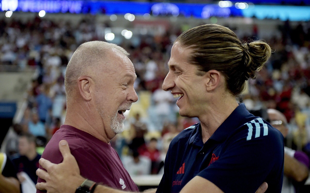 Filipe Luis e Mano Menezes se cumprimentaram em Flamengo x Fluminense (Foto: Alexandre Loureiro/AGIF)