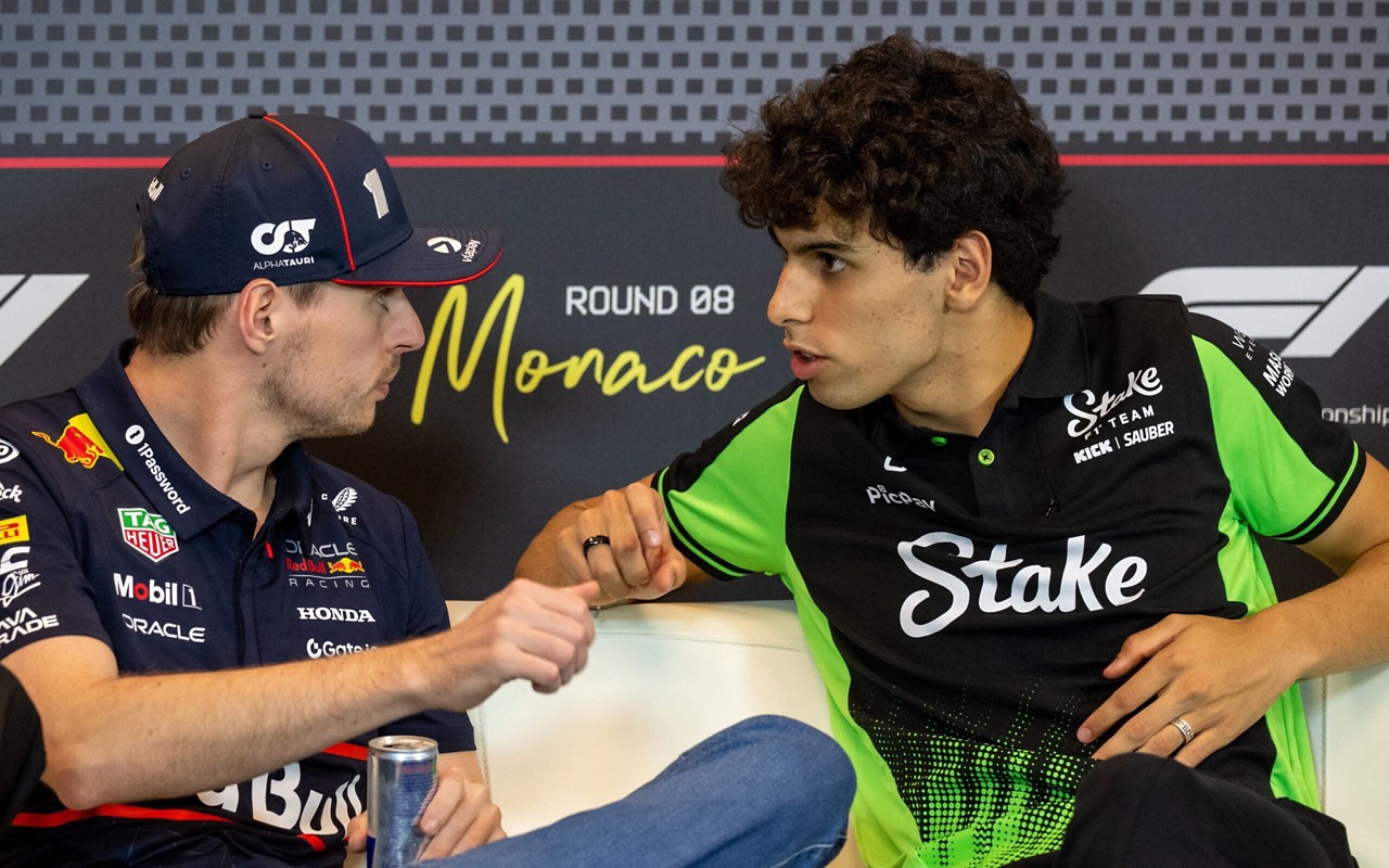 Gabriel Bortoleto e Max Verstappen em Mônaco (Foto: Andrej Isakovic / AFP)