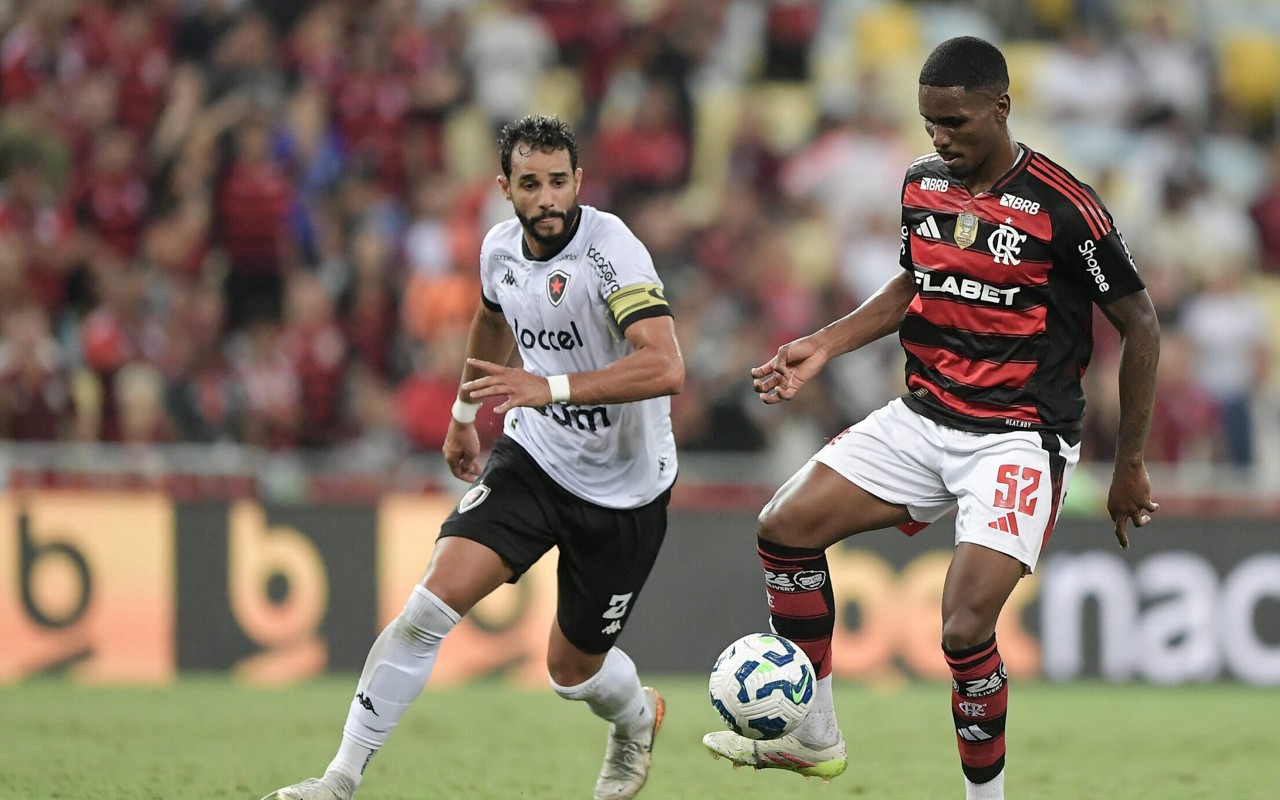 Henrique Dourado em ação no duelo contra o Flamengo (Foto: Thiago Ribeiro/AGIF)