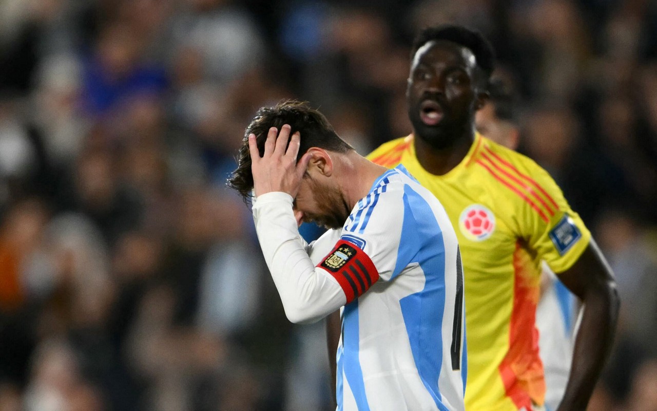 Lionel Messi em ação na partida entre Argentina e Colômbia (Foto: Luis Robayo/AFP)