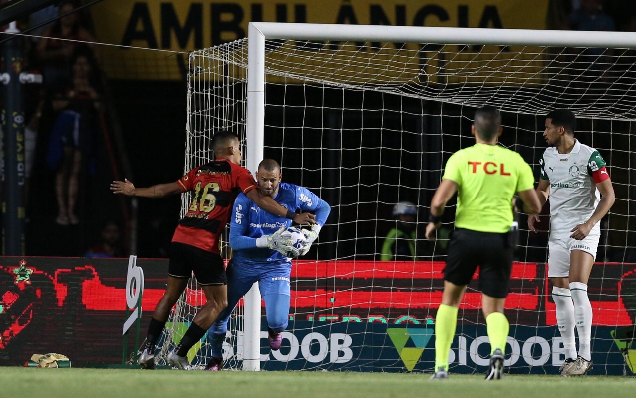 Weverton tenta sair jogando e é atrapalhado em Sport x Palmeiras (Foto: Marlon Costa/AGIF)