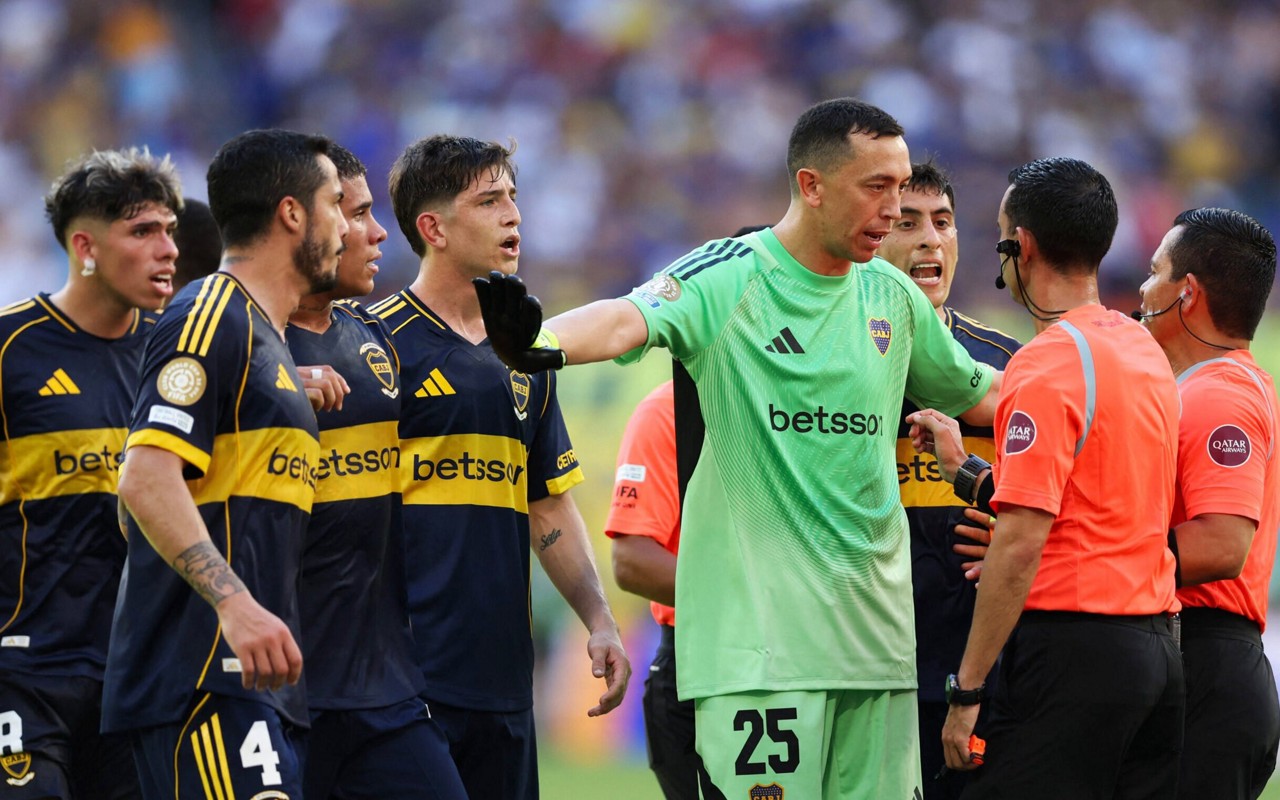 Jogadores do Boca Juniors pressionam árbitro no Mundial de Clubes (Foto: Megan Briggs / GETTY IMAGES NORTH AMERICA / Getty Images via AFP)