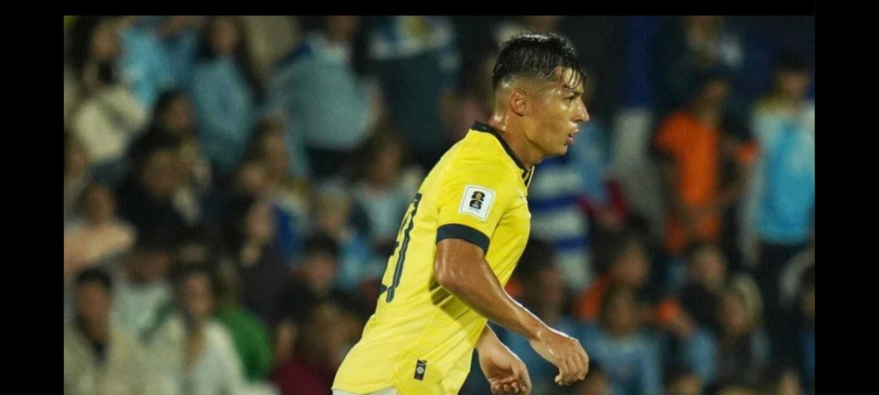 Alan Franco em ação pela seleção do Equador no duelo com o Uruguai