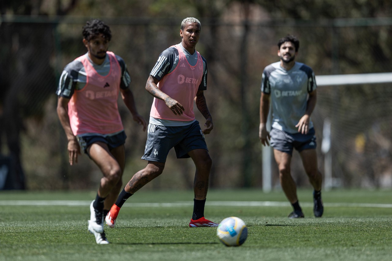 Deyverson e Igor Rabello estão na extensa lista de jogadores do Galo pendurados com dois cartões amarelos