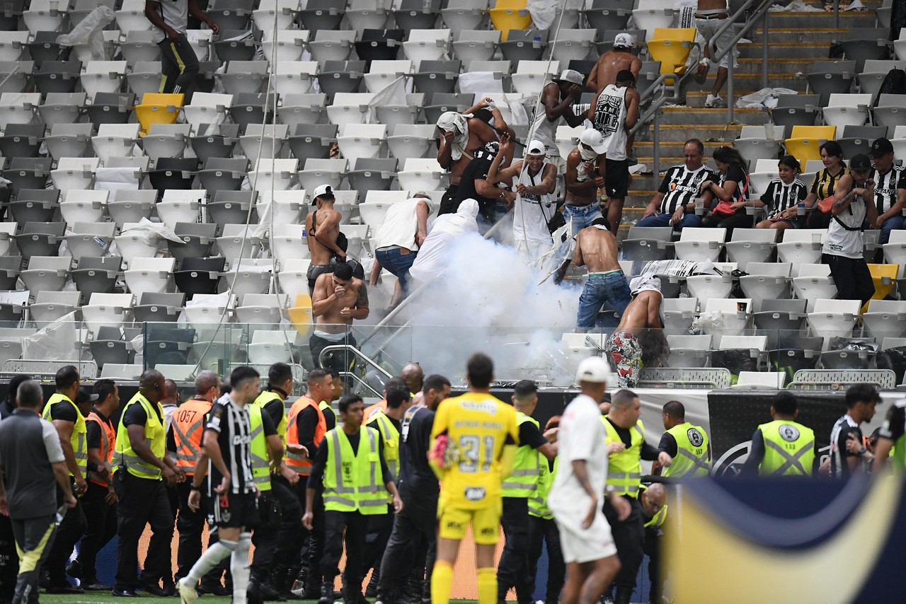 Jogadores do Galo tentam acalmar os ânimos de torcedores na Arena MRV  