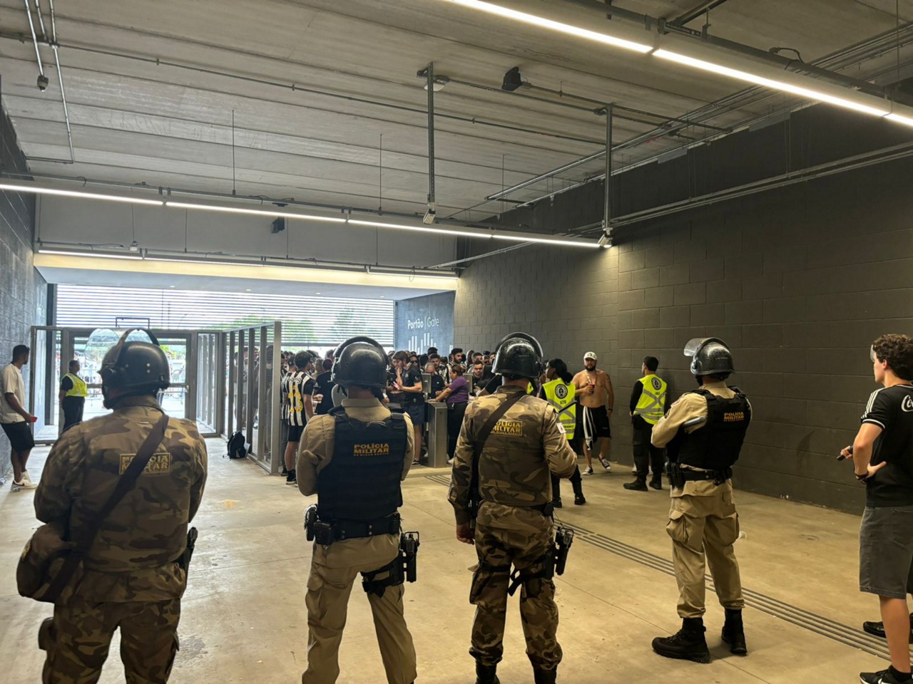 Policiais aram a conferir os torcedores um a um