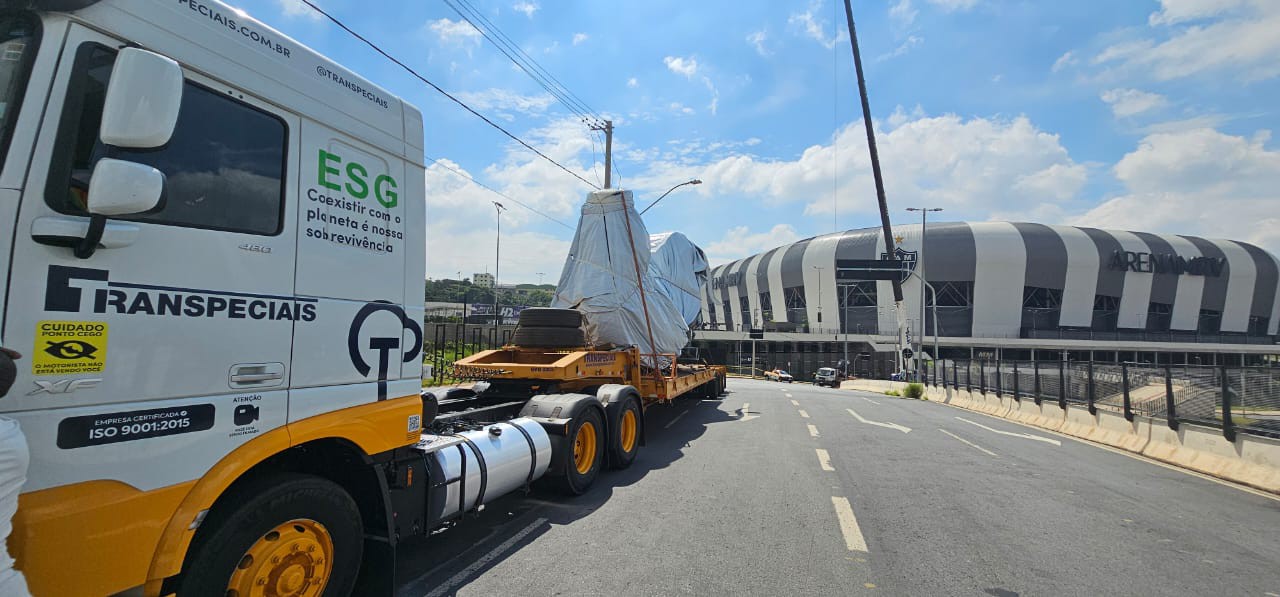 Galo gigante de inox chega na Arena MRV