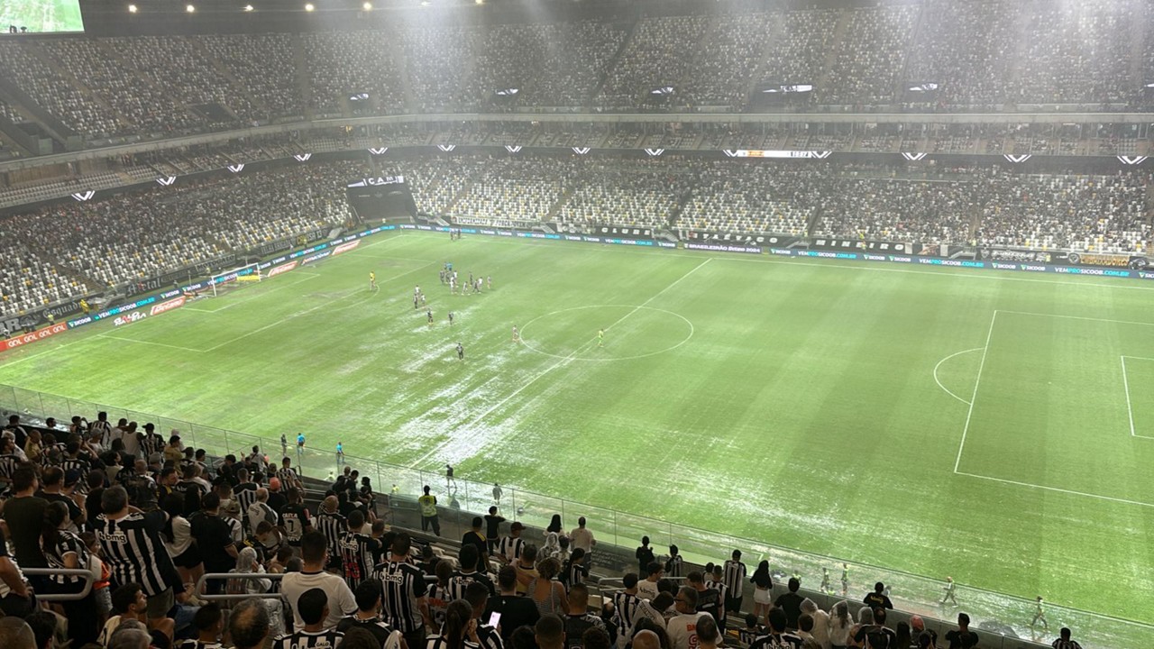 Gramado da Arena MRV ficou encharcado, e reunião vai discutir o problema