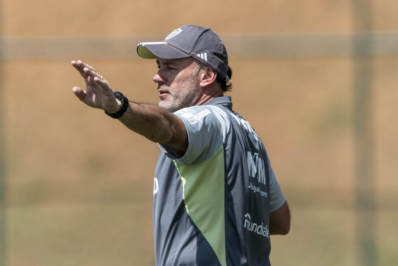Gabriel Milito tem um desafio: escolher o melhor substituto pra Bernard amanhã