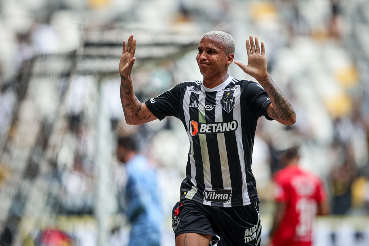 Deyverson comemora gol com a camisa do Atlético; futuro do atacante ainda está indefinido