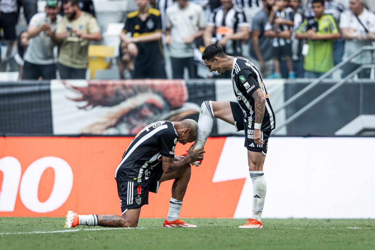 Atacantes Deyverson e Cadu balançaram as redes para o Atlético diante do Red Bull Bragantino