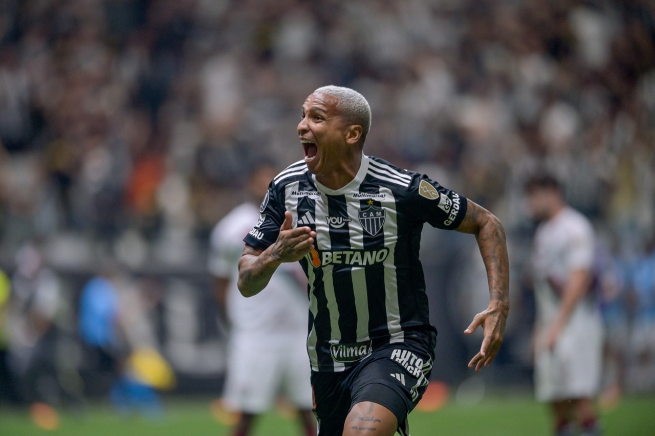 Deyverson marcou os dois gols da vitória do Atlético