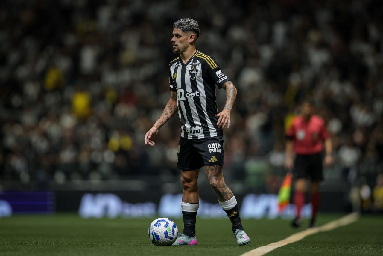 Aos 49 minutos do segundo tempo, Rubens fez falta dura em Bidon na entrada da área e levou o cartão vermelho direto