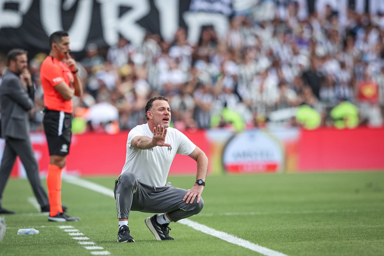 Milito teve uma jornada infeliz diante do Botafogo, na final da Libertadores