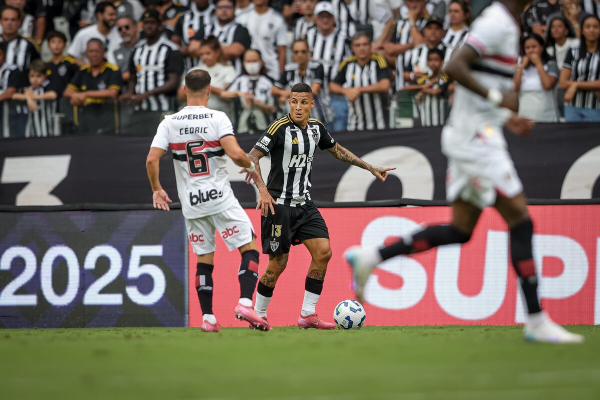 Guilherme Arana durante a partida entre Atlético e São Paulo, pelo Campeonato Brasileiro