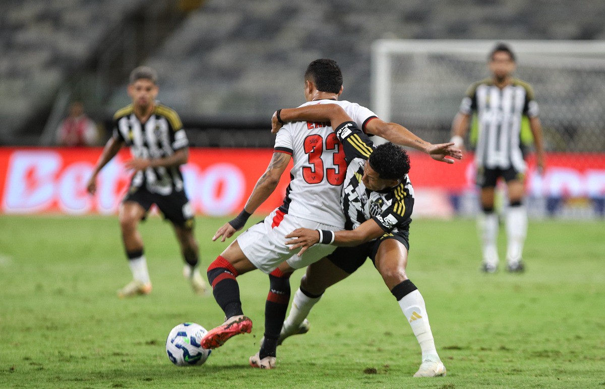 Rony disputa a bola no jogo do Atlético contra o Vitória, pelo Brasileirão
