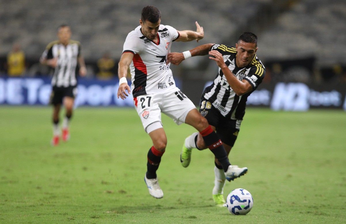 Jogadores de Atlético e Vitória em disputa de bola pelo Brasileirão 2025