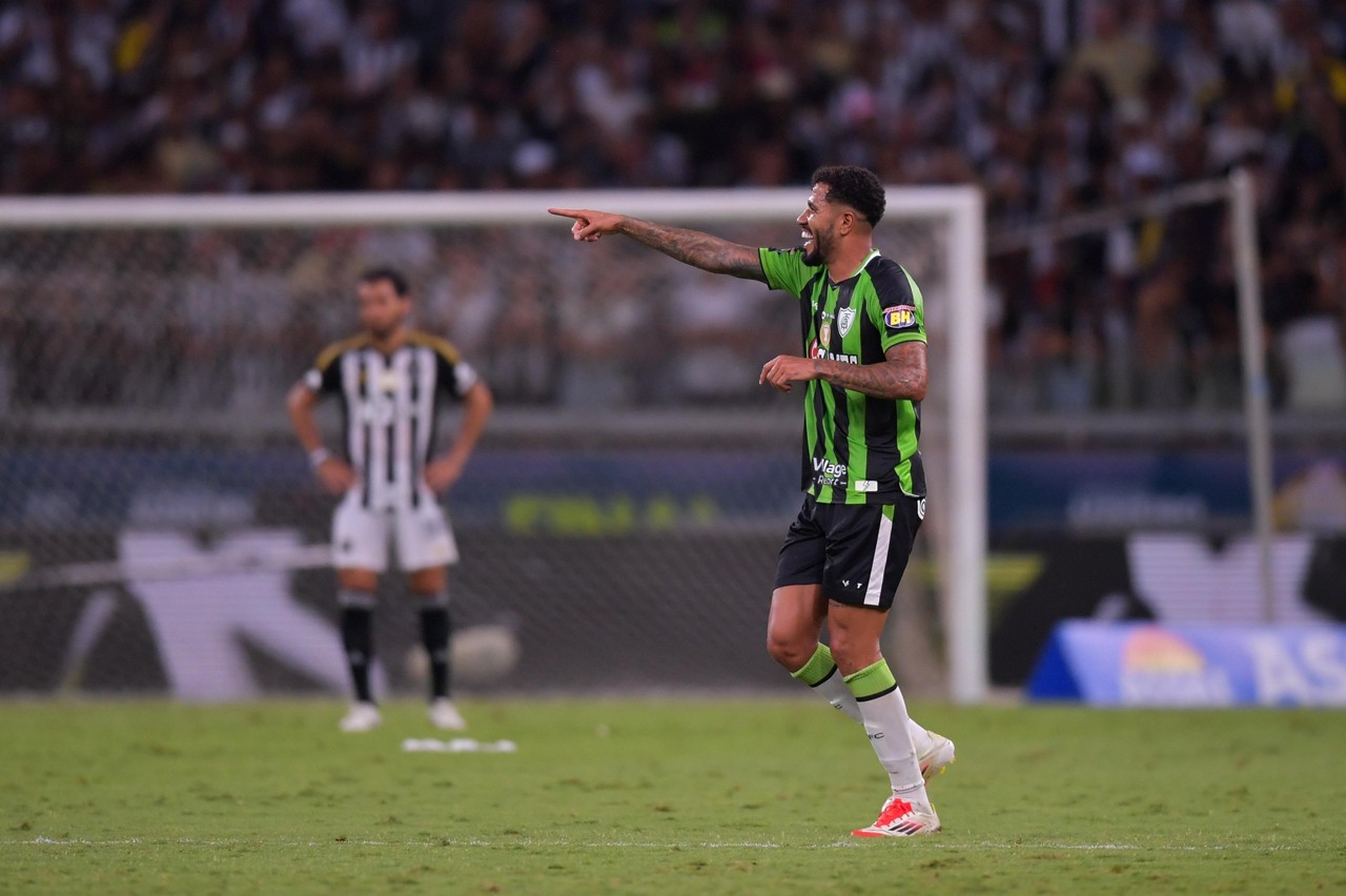 Jonathas comemora gol do América contra o Atlético no Mineirão 