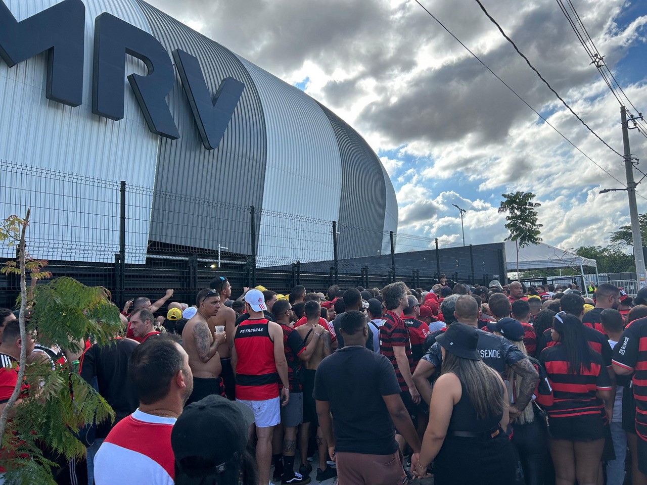 Torcedores do Flamengo tiveram dificuldade para entrar na Arena MRV