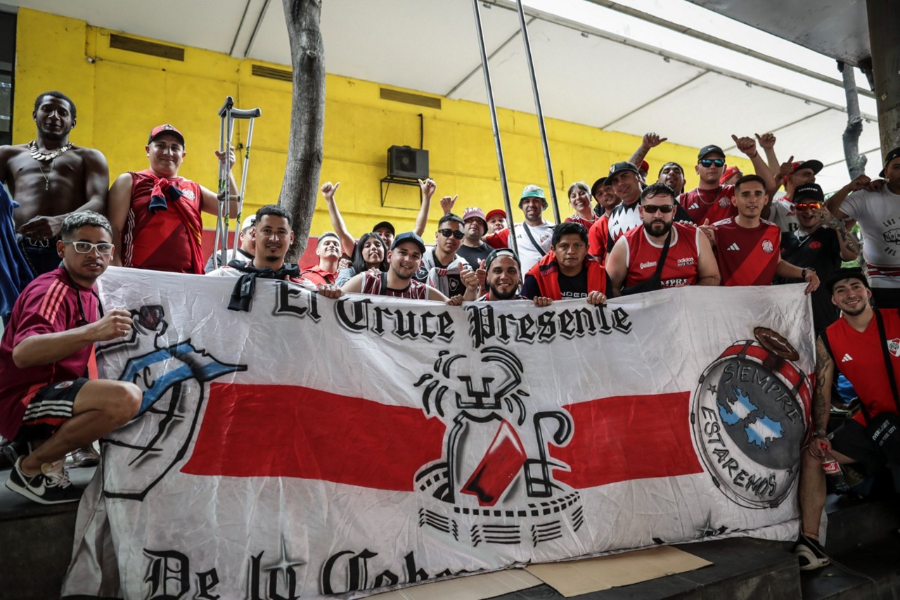 Torcedores do River Plate se concentram no centro de Belo Horizonte para a partida contra o Atlético