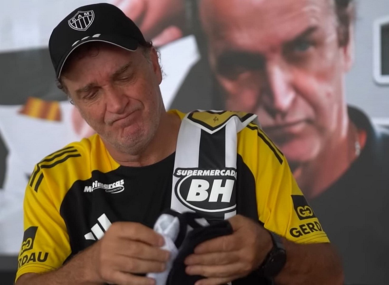 Cuca se emocionou na entrevista ao receber presente para neto que ainda não conhece