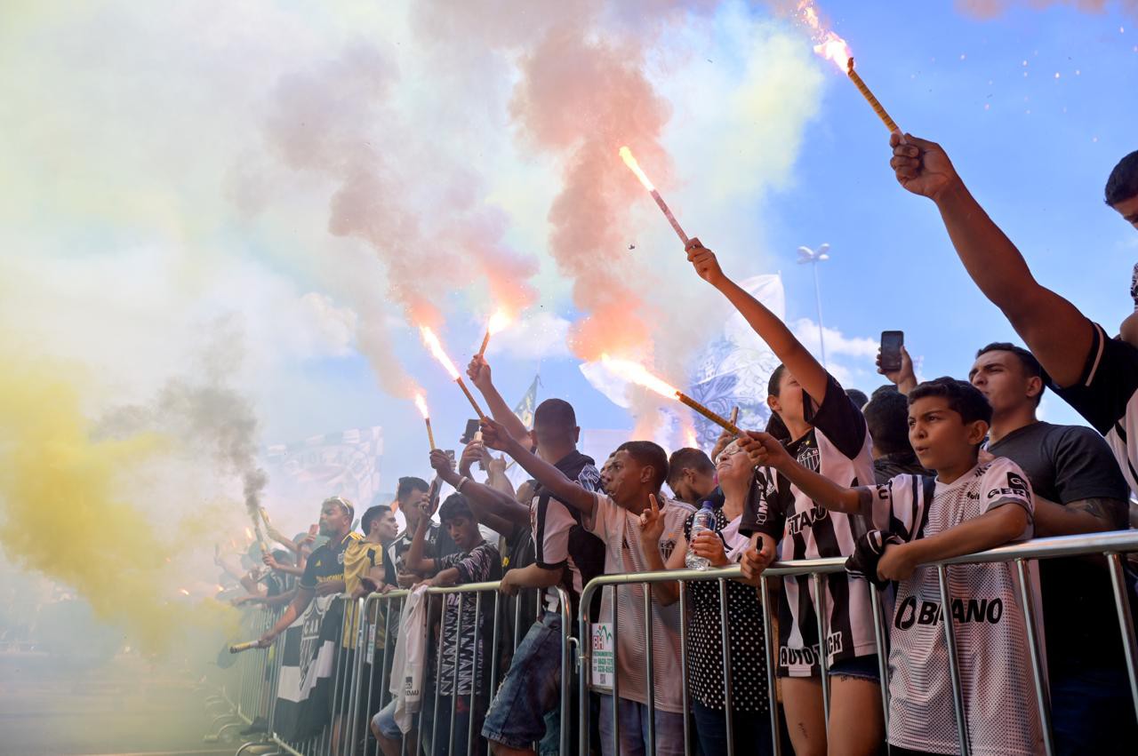 Festa feita pela torcida do Atlético no Aeroporto de Confins
