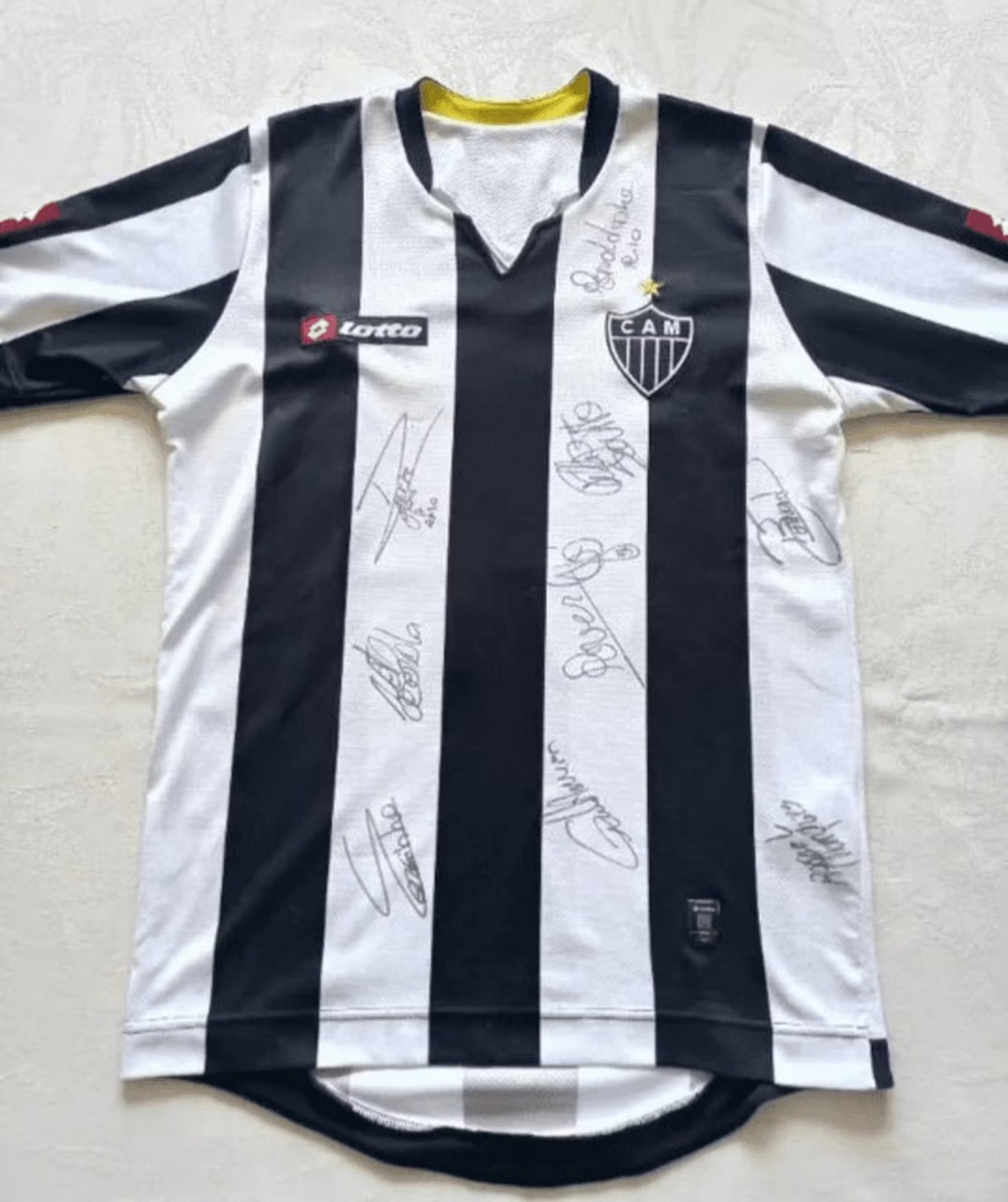 Camisa do Galo autografada por campeões da Libertadores de 2013 que está sendo rifada pela família da pequena Ayla