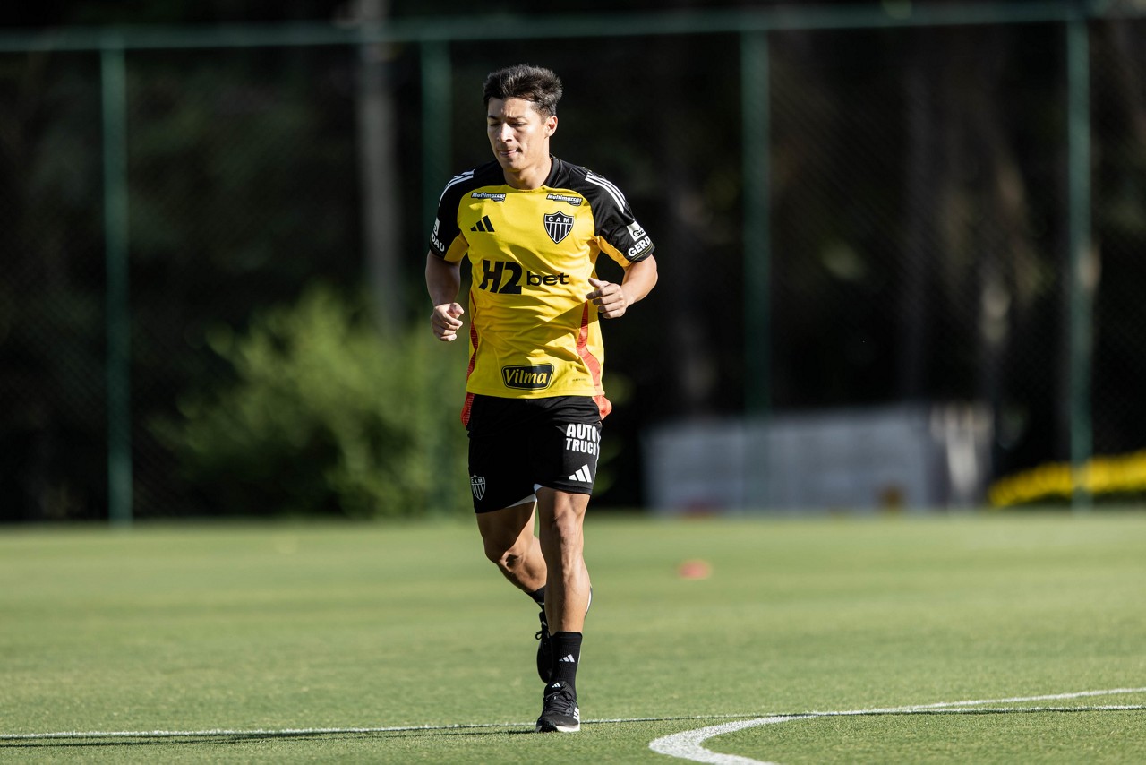 Volante Alan Franco durante atividades em campo na Cidade do Galo nesta quinta-feira (27)