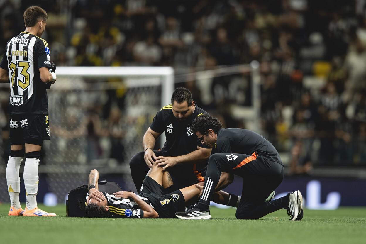 Alexsander recebendo atendimento médico após sofrer a lesão durante a partida contra o Bolívar, na Arena MRV