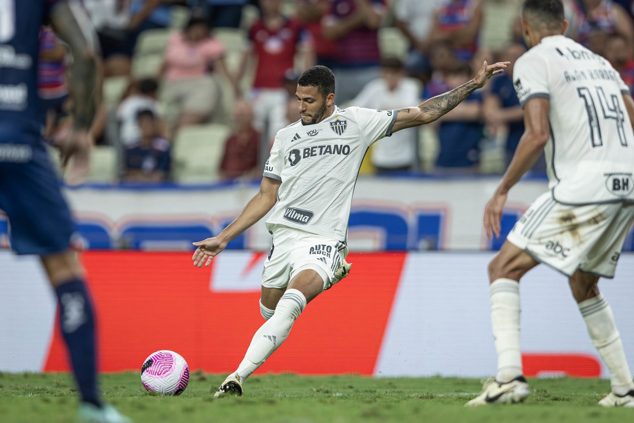 Caio Maia e Alan Kardec em ação durante a partida com o Fortaleza, no Castelão