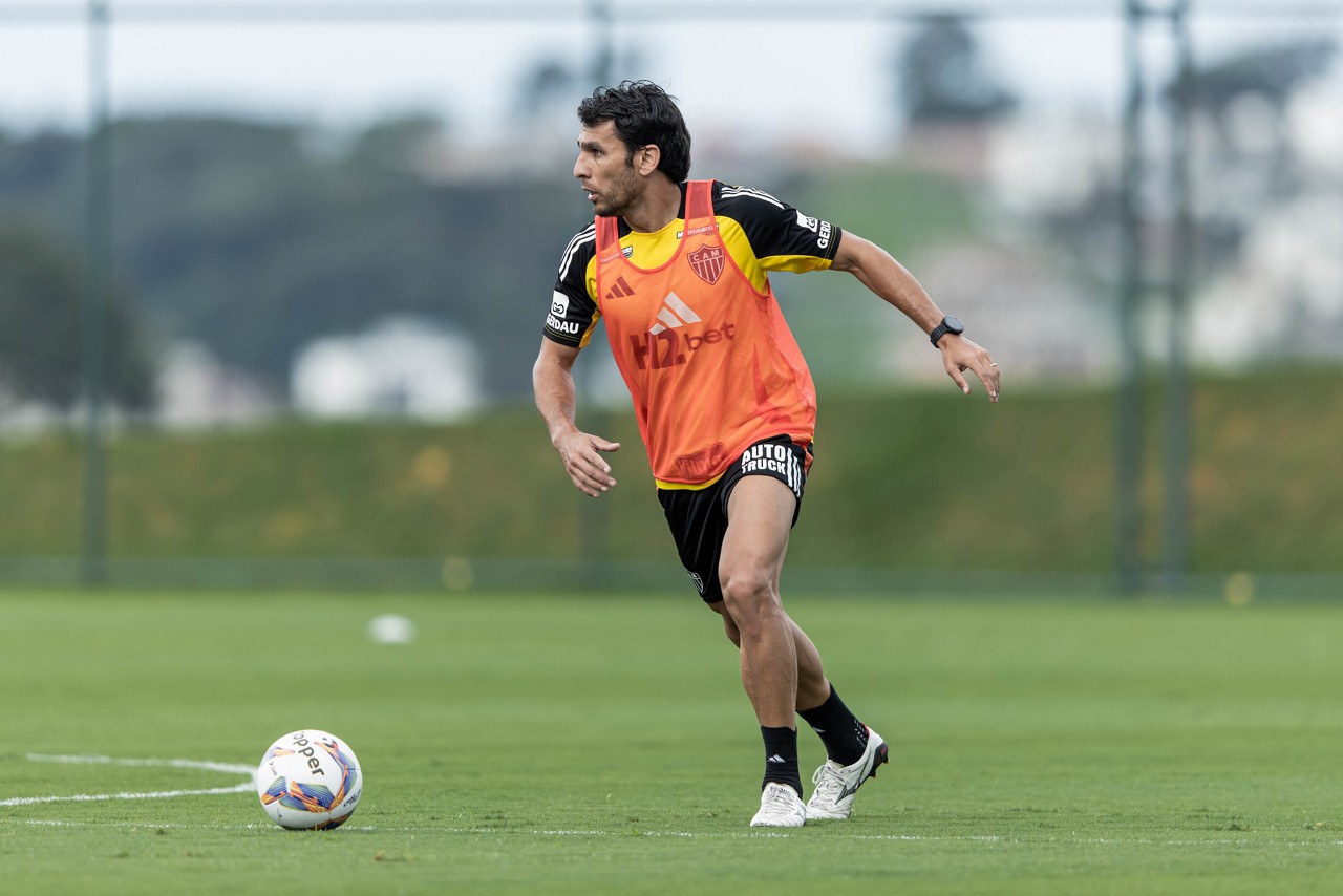 Paraguaio Junior Alonso em ação durante treino do Atlético na Cidade do Galo
