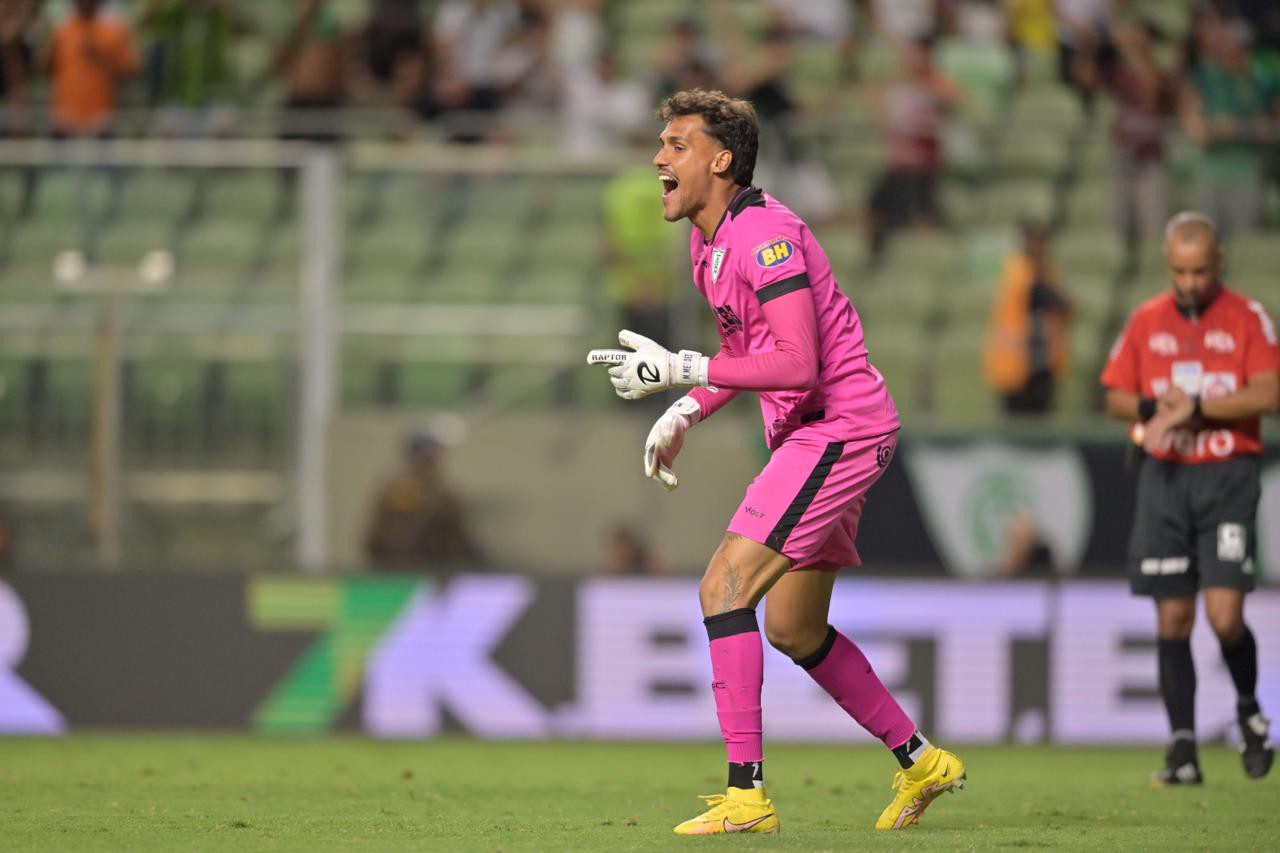 Goleiro foi hostilizado por torcedor em rede social