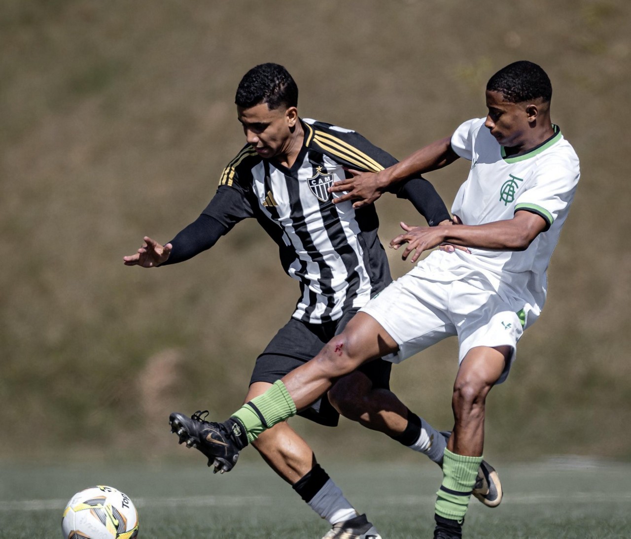 Lance do clássico entre Atlético e América, neste sábado (9), na Cidade do Galo