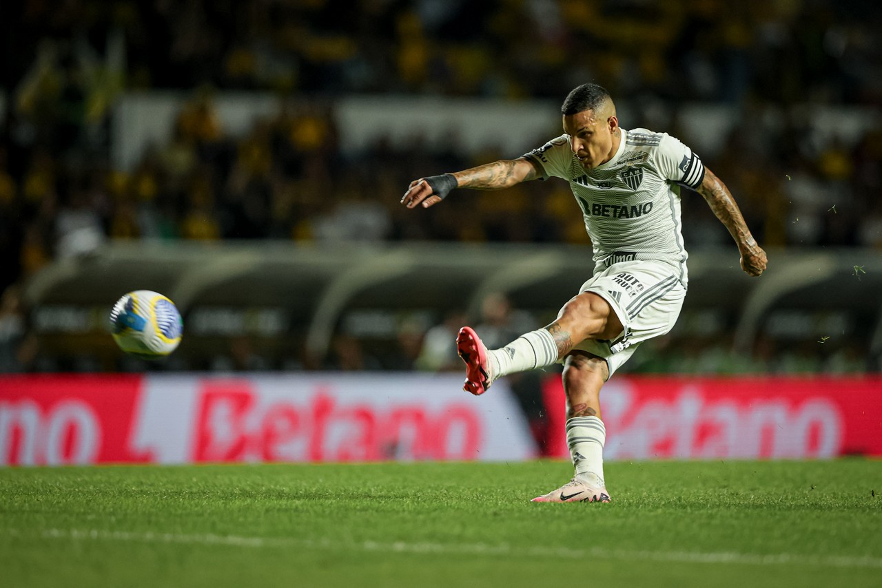 Arana sentiu dores na coxa e foi substituído