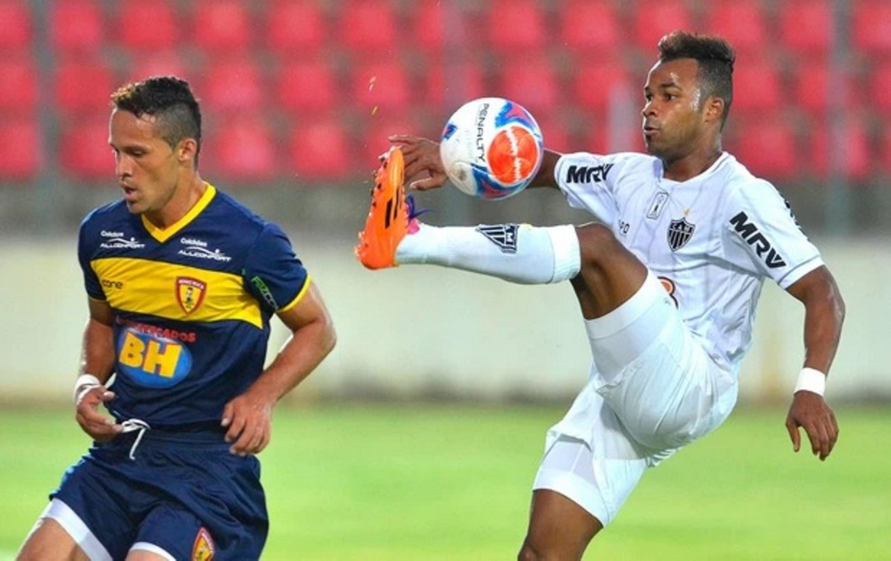 Fernandinho, do Atlético, domina a bola, na Arena do Jacaré, diante de jogador do Minas Boca