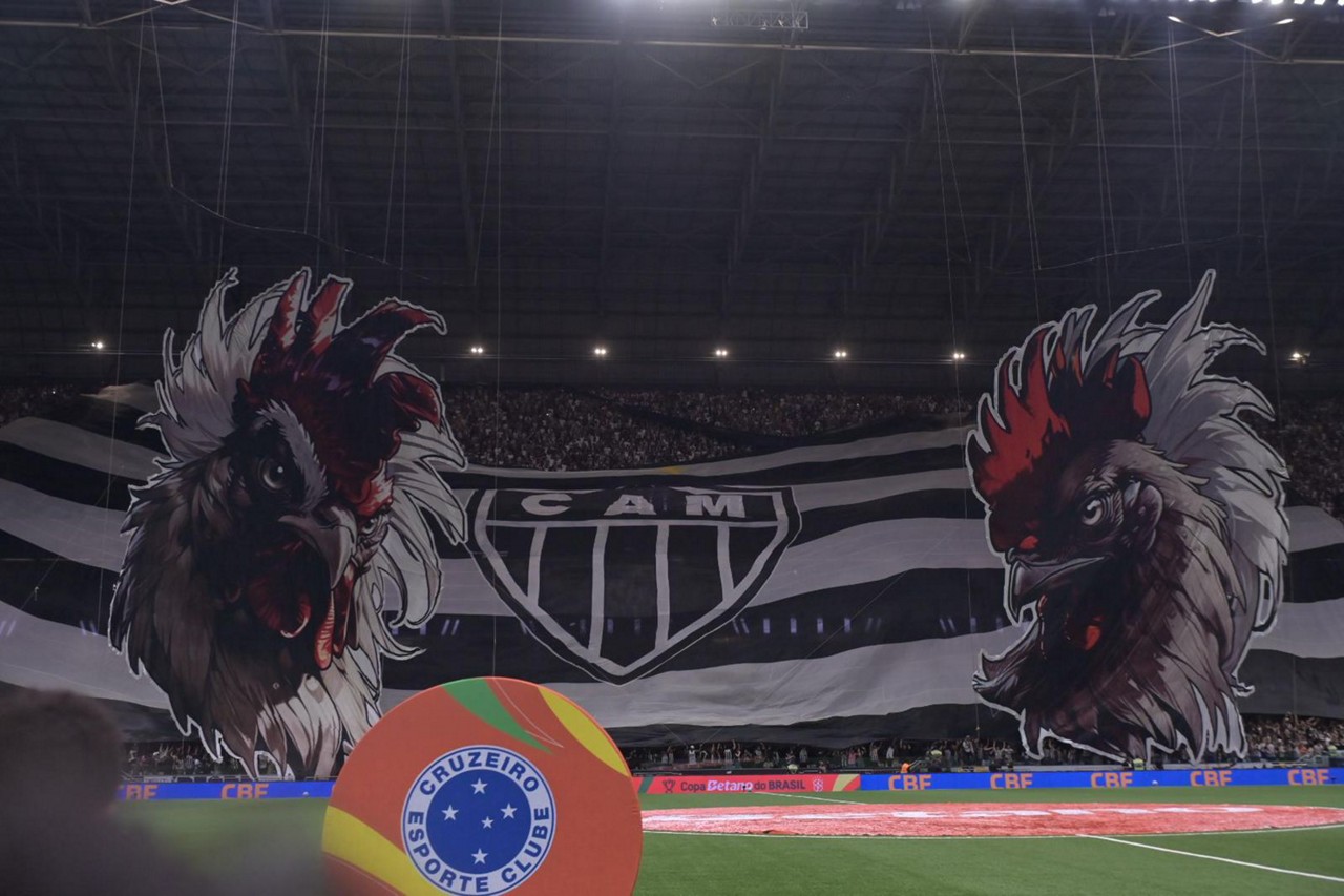 Bandeira da torcida do Atlético rasgou em festa antes do início do jogo